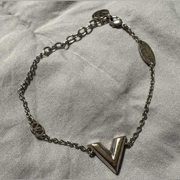 Authentic Louis Vuitton Essential V Bracelet - Picture 3 of 6